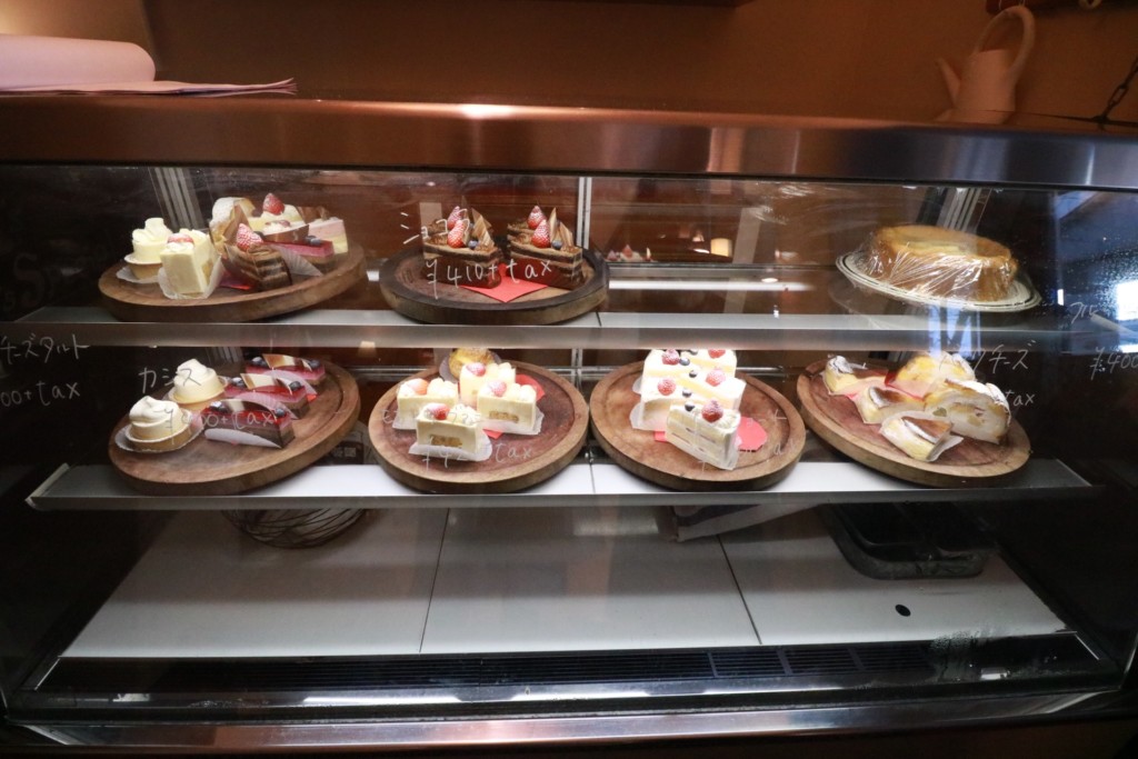 カフェ レストランolive ７種類から選べるケーキセットとボリューム満点のパフェでインスタ映え 岡山市 南区の開放感あふれるおしゃれカフェでティータイム まるごと岡山食べつくし日記