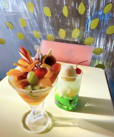 【サンレモン】児島｜大きなレモンと水の流れる窓が印象的なレトロカフェで果物たっぷりフルーツパフェ。