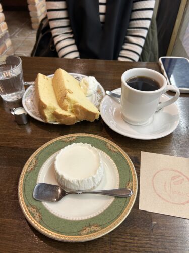 【自家焙煎珈琲 OTOYA】表町商店街のレトロ喫茶で器まで可愛いレアチーズケーキとふわふわシフォンケーキ。