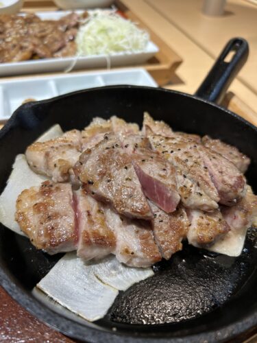 【豚ステーキ専門店B】福岡で人気の豚ステーキ専門店が岡山発出店！ガツンと頬張る美味しさがやみつきに！？