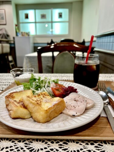 【カンパネラ】半地下にある隠れ家カフェでコスパ◎フレンチトーストモーニング。